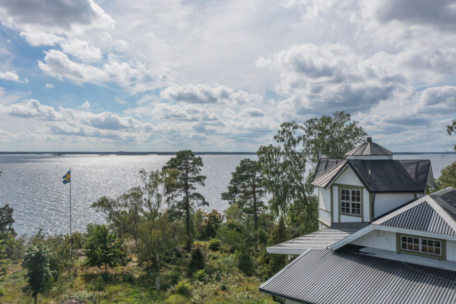 Vackert hus vid vattnet på Singö