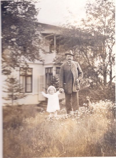 Äldre bild på man i hatt och liten flicka från Stora Ekholmen