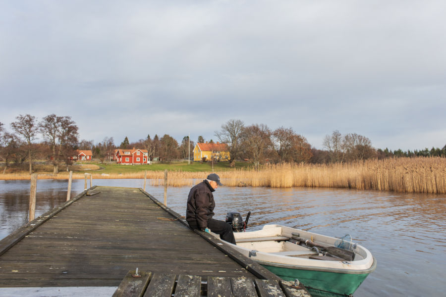 Pelle båten och husen i bakgrunden